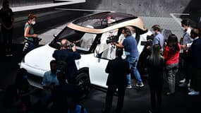 People look at a Smart concept car during the Mercedes-Benz pre-night of the International Motor Show (IAA) Germany, on September 5, 2021 in Munich (légende AFP).