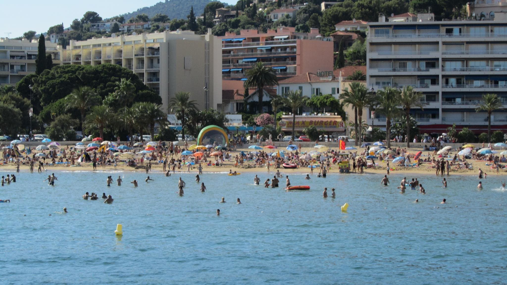 Le front de mer du Lavandou, pleine de touristes en plein été. Le front de mer du Lavandou, pleine de touristes en plein été.