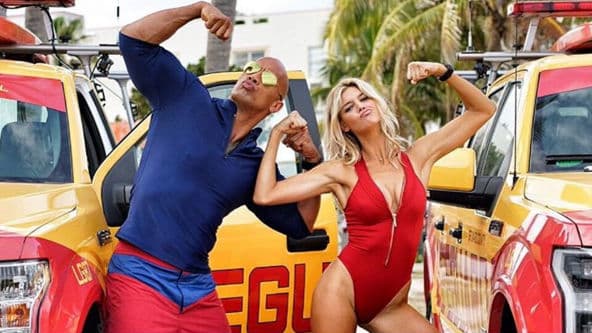 Dwayne Johnson et Kelly Rohrbach sur le tournage du film "Alerte à Malibu" Dwayne Johnson et Kelly Rohrbach sur le tournage du film "Alerte à Malibu"
