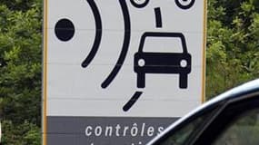 En déplacement dans le Var, Nicolas Sarkozy, a refusé de revenir sur la décision de retirer les panneaux routiers signalant la présence de radars, en dépit des protestations des députés UMP. /Photo prise le 12 mai 2011/REUTERS/Régis Duvignau