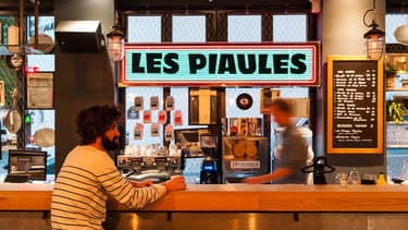 Paris compte seulement 6.000 lits d’hostels auxquels il faut ajouter les 1.000 proposés par la fédération des auberges de jeunesse. À Berlin, Londres ou Amsterdam, les 15.000 lits ont déjà été dépassés.