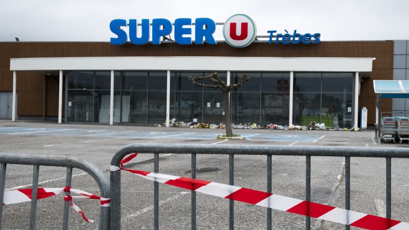 Un hommage populaire rendu à Arnaud Beltrame devant le supermarché de Trèbes où il avait été assassiné en mars 2018. 