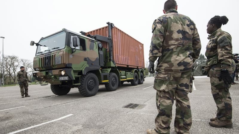 Un camion militaire participant au déploiement d'un hôpital de campagne près de Mulhouse, le 21 mars 2020