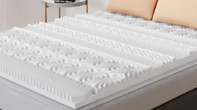 Ce surmatelas est à moins de 50 euros pour les soldes : dormez bien pour pas cher