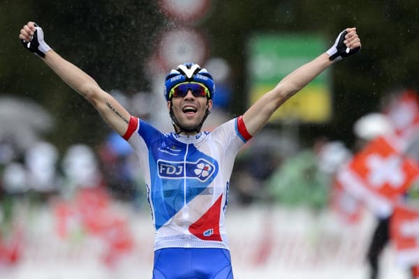 Thibaut Pinot levant les bras après sa victoire sur la 5e étape du Tour de Romandie 2015