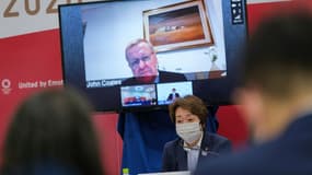 Le vice-président du CIO John Coates, sur écran, avec la présidente du comité d'organisation des JO-2020 Seiko Hashimoto, le 21 mai 2021 