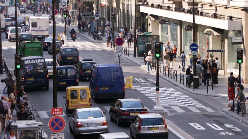 Une piste cyclable à double sens de circulation est en cours de création rue de Rivoli à Paris.
