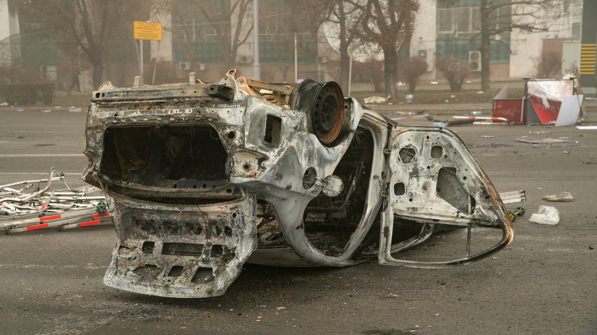 Un véhicule calciné dans les rues d'Almaty Un véhicule calciné dans les rues d'Almaty