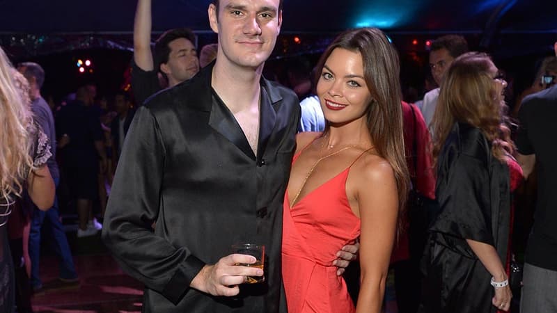 Scarlett Byrne et Cooper Hefner, fils de Hugh Hefner, en août 2015 à une soirée organisée au manoir Playboy.