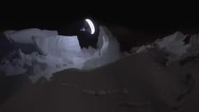 Éclairé par la lune, ce speed rider survole Chamonix de nuit