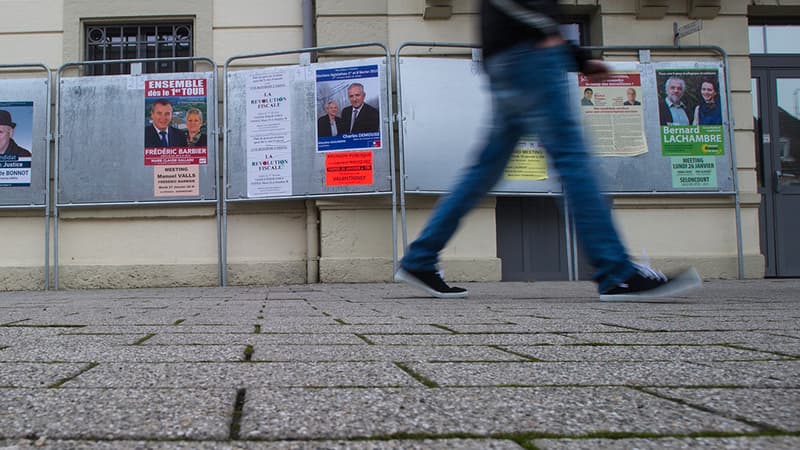 Affiches des candidats pour l'élection législative partielle dans la 4e circonscription du Doubs.