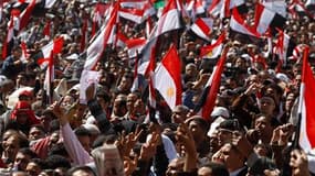 Le nouveau Premier ministre égyptien, Essam Charaf, s'est rendu vendredi sur la place Tahrir, haut lieu de la "révolution du Nil" où l'attendaient des milliers de manifestants qui l'ont accueilli avec chaleur./Photo prise le 4 mars 2011/ REUTERS/Peter And
