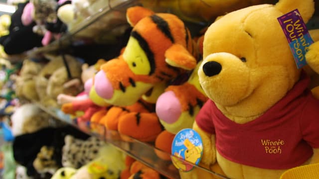 Une peluche Winnie l'Ourson placée sur le présentoir d'un magasin de jouets, le 6 décembre 2000 à Paris.