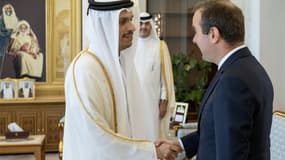 Le Premier ministre et ministre des Affaires étrangères du Qatar, Cheikh Mohammed bin Abdulrahman bin Jassim al-Thani, recevant le ministre français des Forces armées, Sébastien Lecornu, à Doha, le 17 juillet 2023.