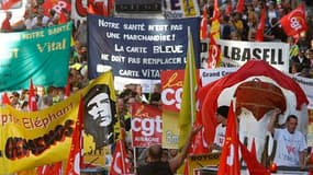 Près de 200 défilés ont eu lieu à travers la France, comme ici à Marseille, pour dénoncer le récent plan d'austérité du gouvernement lors d'une mobilisation ponctuée par des perturbations limitées dans les transports. /Photo prise le 11 octobre 2011/REUTE