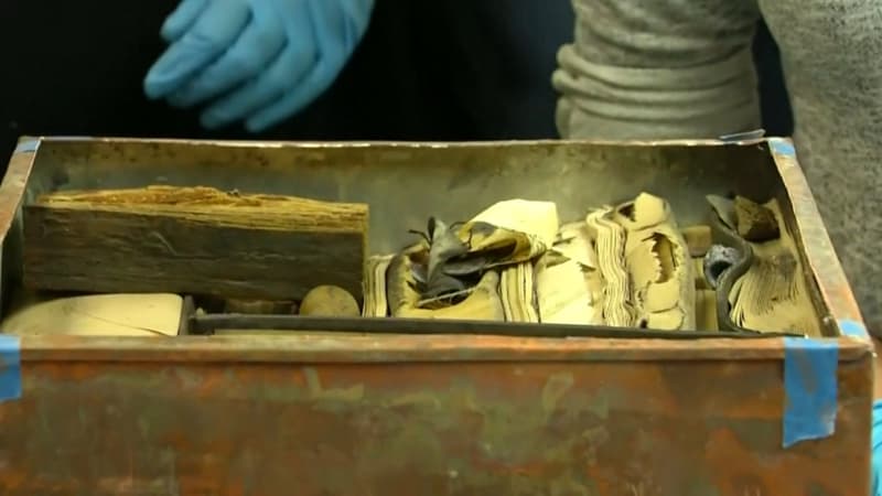 L'intérieur de la capsule temporelle enterrée depuis 134 ans sous le socle de la statue du général confédéré Robert Lee en Virginie, aux États-Unis