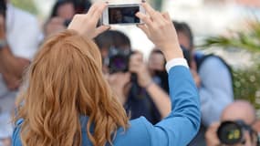 Léa Seydoux prend un selfie lors du Festival de Cannes.