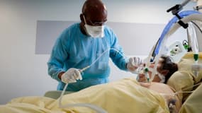 Le service de réa de l'hôpital Antoine-Béclère en région parisienne soigne les patients souffrant du Covid qui affluent le 23 décembre 2021 - ILLUSTRATION.