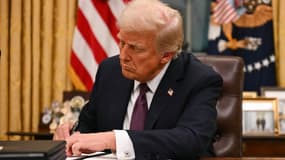 Donald Trump en train de signer un décret à la Maison-Blanche, le 20 janvier 2025
