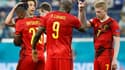 L'attaquant belge Romelu Lukaku, félicité par le milieu de terrain Kevin De Bruyne, après son but contre la Finlande, lors de la 3e journée du groupe B à l'Euro 2020, le 21 juin 2021 à Saint-Petersbourg