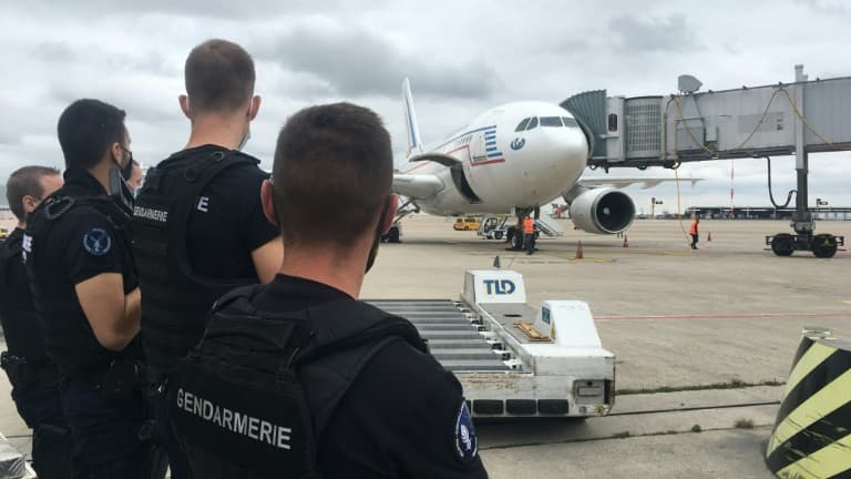 Image extraite d'une vidéo AFP montrant des gendarmes français sur le tarmac de l'aéroport de Roissy, près de Paris, devant l'Airbus A310 de l'armée française transportant les 45 premiers exfiltrés arrivés de Kaboul, le 17 août 2021 (photo d'illustration)