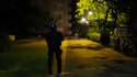 Un policier dans les rues du quartier du Breil près de Nantes, dans la nuit de samedi à dimanche 8 juillet.