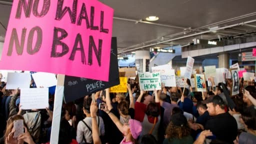 Des opposants au décret Trump limitant l'immigration manifestent à l'aéroport JFK de New York, le 30 janvier 2017 Des opposants au décret Trump limitant l'immigration manifestent à l'aéroport JFK de New York, le 30 janvier 2017