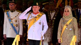 Photo diffusée par le ministère malaisien de l'information en février 2024 du roi Sultan Ibrahim Iskandar avec la reine Raja Zarith Sofiah et le Premier ministre Anwar Ibrahim à Kuala Lumpur.
