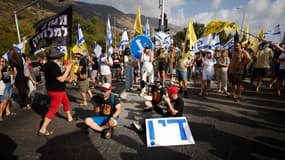 Des manifestants appelant à la conclusion d'un accord pour le retour des otages israéliens retenus à Gaza, à Kiryat Shmona, ce dimanche 17 août 2025.