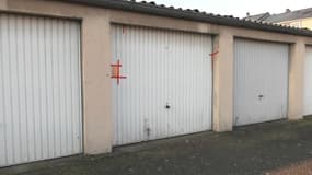 La façade du box à l'intérieur duquel a été retrouvé un corps caché dans un sac à Mulhouse le 25 décembre 2024
