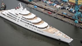 Le Yacht Azzam, construit par l'Allemand Lürssen, est le plus long yacht du monde avec ses 180 mètres.