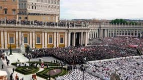 Le pape Jean Paul II a été officiellement béatifié dimanche à Rome par son successeur Benoît XVI devant des centaines de milliers de catholiques réunis sous le soleil place Saint-Pierre. /Photo prise le 1er mai 2011/REUTERS/Stefano Rellandini