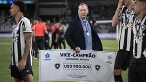 John Textor avec sa médaille et son chère de finaliste après la défaite de Botafogo en finale retour de la Recopa contre le Racing (0-2), le 27 février 2025