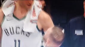 Brook Lopez toise Conor McGregor lors du match de NBA Utah-Milwaukee (110-125), le 27 janvier 2025