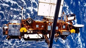 Photo d'archives du satellite Upper Atmosphere Research Satellite (UARS) de la Nasa. Cet ancien satellite pesant dix tonnes et en orbite pendant 20 ans est retombé sur Terre samedi matin et des débris ont sans doute été trouvés au Canada. /Photo d'archive