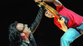 Bono (g) et "The Edge" (d) de U2, le 17 juillet 2001, à Paris