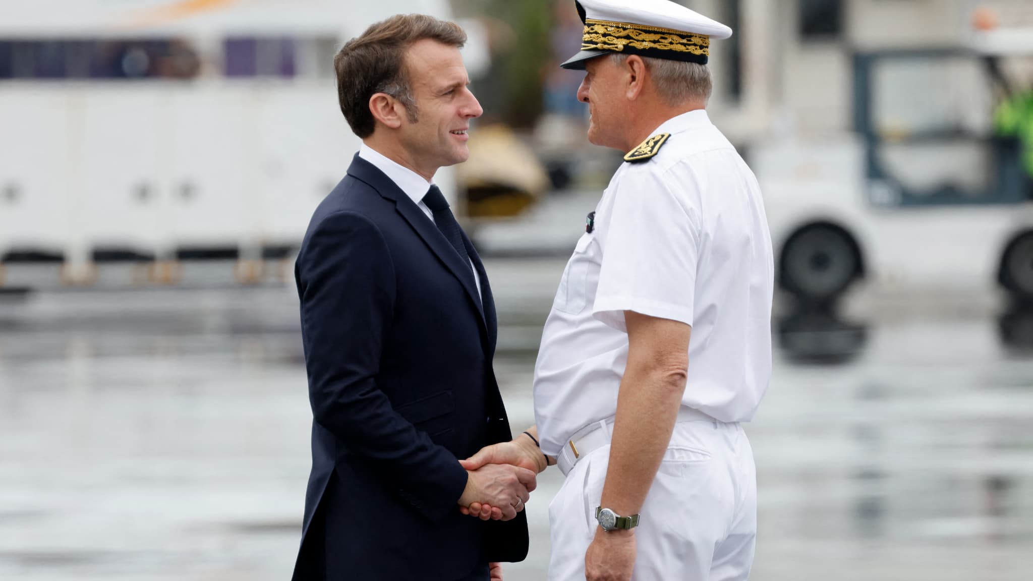 Le président Emmanuel Macron serre la main du préfet de Mayotte François-Xavier Bieuville, à son arrivée sur le tarmac de l'aéroport de Mayotte, le 19 décembre 2024 Le président Emmanuel Macron serre la main du préfet de Mayotte François-Xavier Bieuville, à son arrivée sur le tarmac de l'aéroport de Mayotte, le 19 décembre 2024