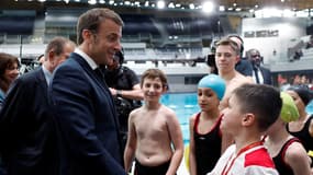 Emmanuel Macron salue de jeunes nageurs lors de l'inauguration du centre aquatique de Paris 2024, le 4 avril 2024