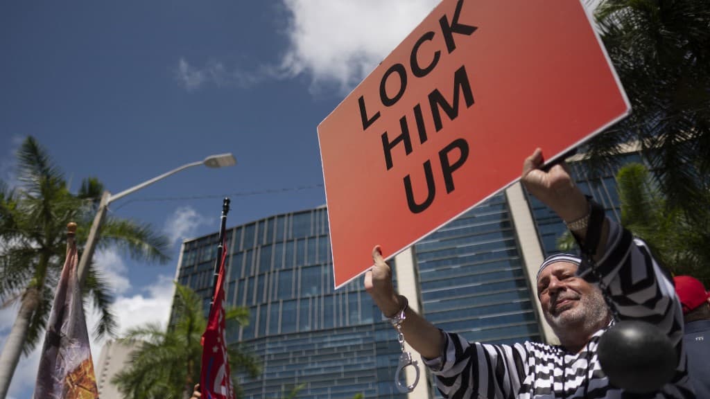 Des manifestants anti-Trump se rassemblent devant le tribunal fédéral des États-Unis Wilkie D. Ferguson Jr. à Miami, en Floride, le 13 juin 2023. Des manifestants anti-Trump se rassemblent devant le tribunal fédéral des États-Unis Wilkie D. Ferguson Jr. à Miami, en Floride, le 13 juin 2023.