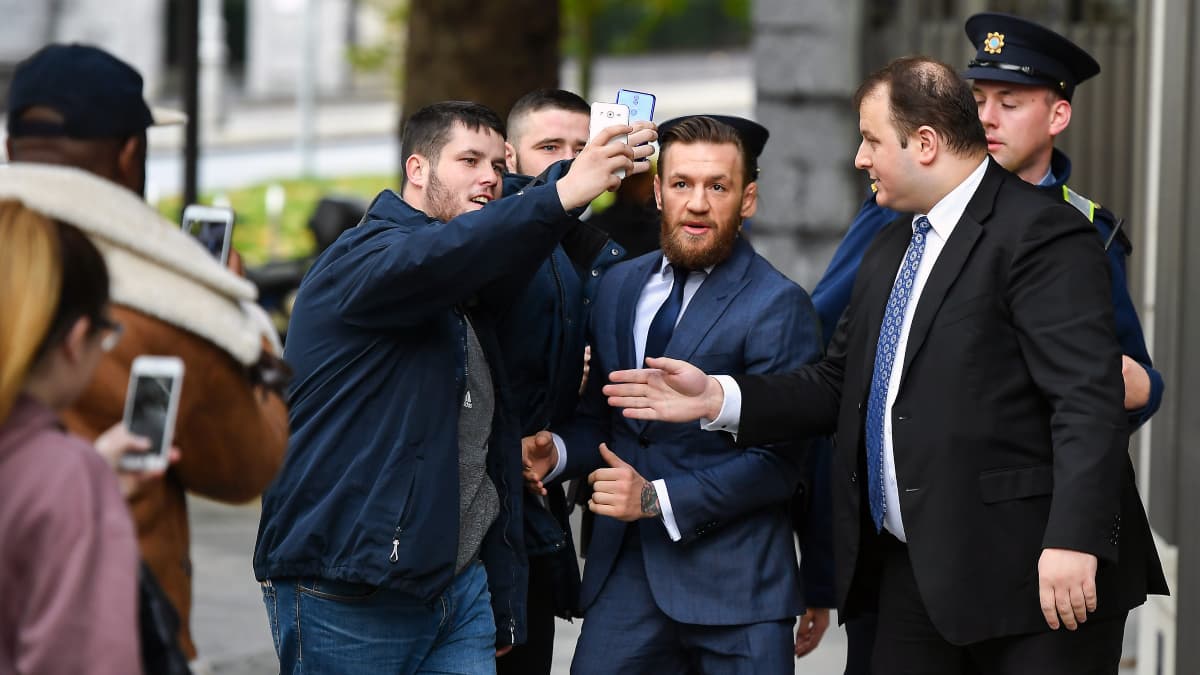 Un selfie sur la route du tribunal à Dublin, en novembre 2019, symbole d'un Conor McGregor critiqué dans son pays en raison de ses frasques mais toujours soutenu aussi