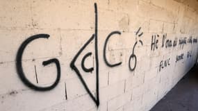 L'acronyme "GCC" du groupe clandestin Gjhuventu clandestina corsa ("Jeunesse clandestine corse") sur le mur d'un bâtiment, le 10 février 2023 à Ajaccio