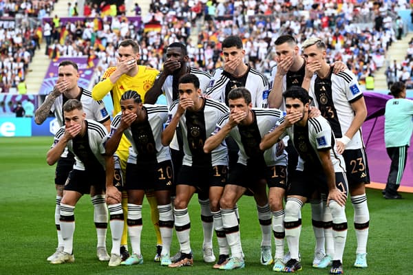 In the photo, the hard gesture of the Germans covering their mouths before the match against Japan