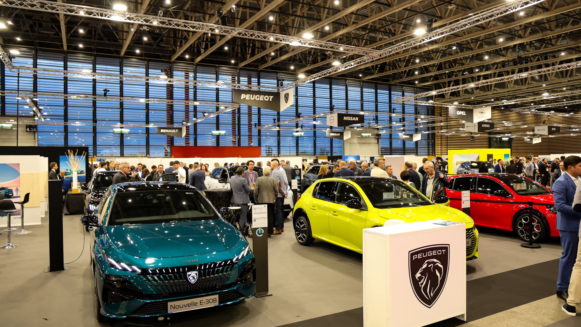 Le stand Peugeot du salon automobile de Lyon 2025.