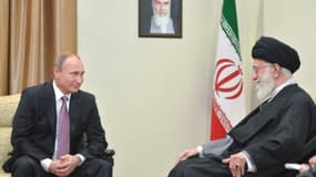 Le président russe Vladimir Poutine et le guide suprême d'Iran, l'ayatollah Khamenei à Téhéran, le 23 novembre 2015