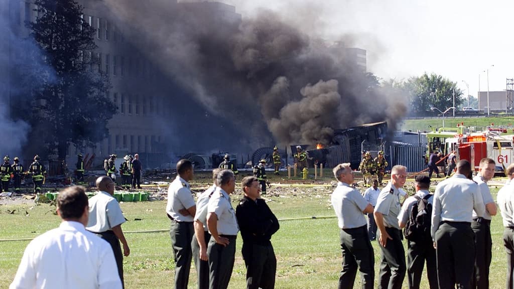 Des employés du Pentagone, le quartier général de la Défense, peu de temps après le crash d'un avion de ligne sur le bâtiment fédéral américain le 11 septembre 2001. Des employés du Pentagone, le quartier général de la Défense, peu de temps après le crash d'un avion de ligne sur le bâtiment fédéral américain le 11 septembre 2001.