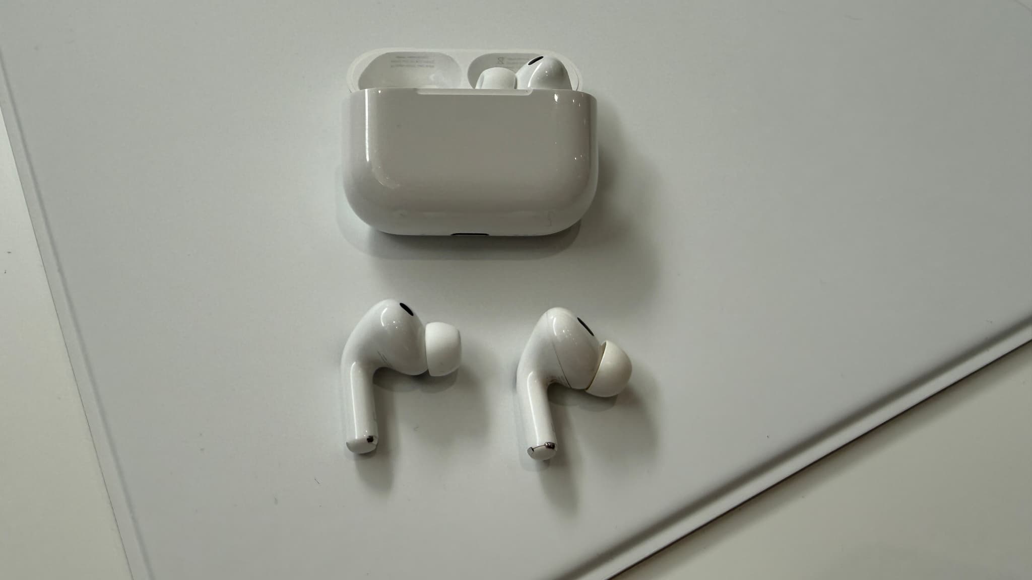 Les nouveaux Airpods Pro 3 (à gauche) changent de forme par rapport aux Airpods Pro 2 (à droite) Les nouveaux Airpods Pro 3 (à gauche) changent de forme par rapport aux Airpods Pro 2 (à droite)