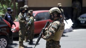 Des militaires patrouillent dans les rues de San Salvador après l'instauration de l'état d'urgence en lien avec la "guerre contre le crime", le 27 mars 2022