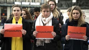 Caroline De Haas (au centre) lors d'une action contre les violences faites aux femmes place de la République, à Paris, le 24 novembre 2017