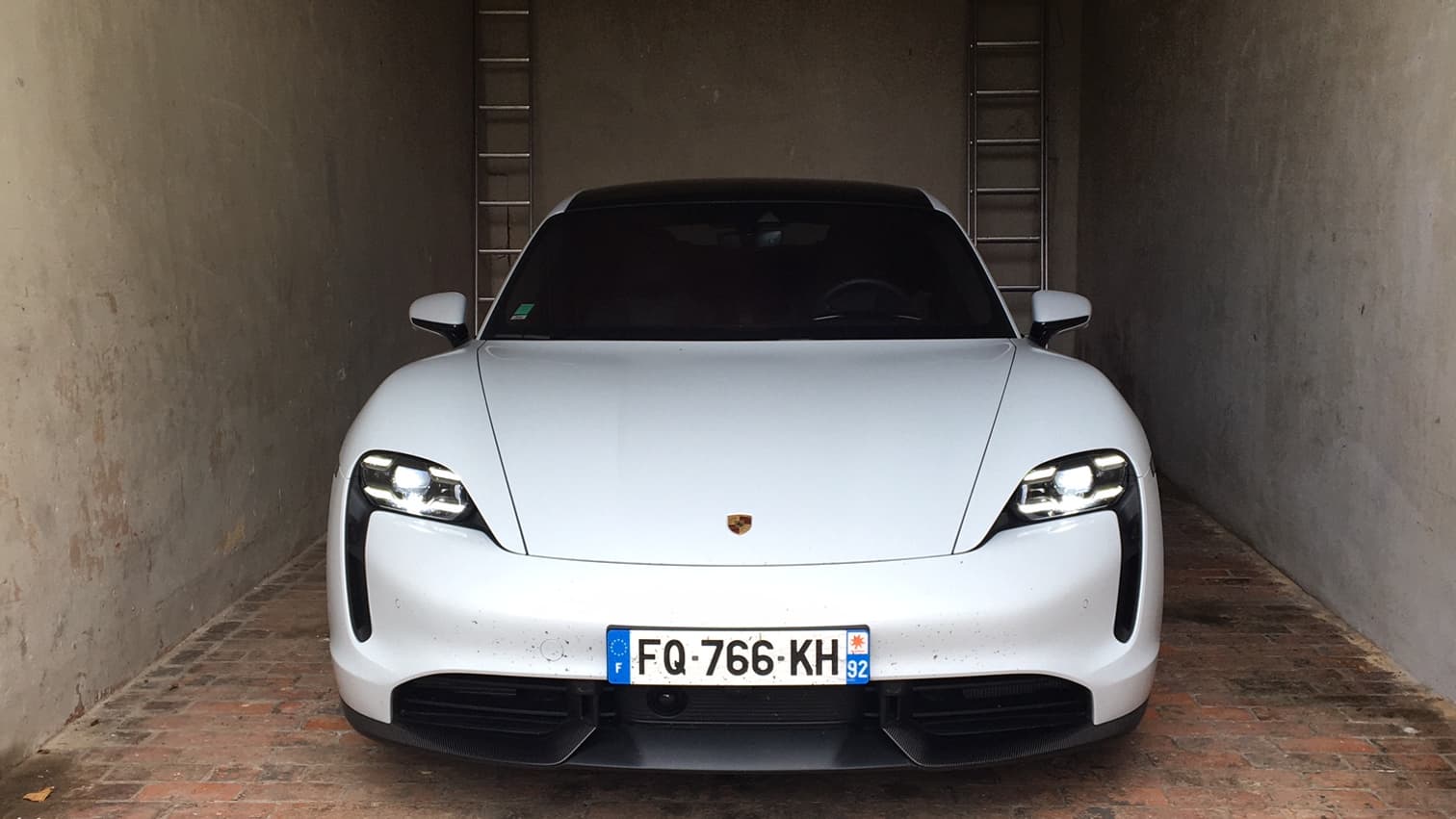 Face arrière, capot avant plongeant, le look de la Taycan lie son histoire à celle de la 911. Face arrière, capot avant plongeant, le look de la Taycan lie son histoire à celle de la 911.