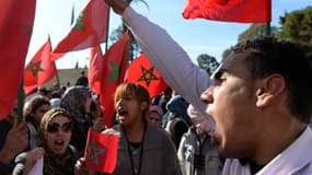 Manifestants marocains devant l'ambassade de France à Rabat, mardi 25 février.